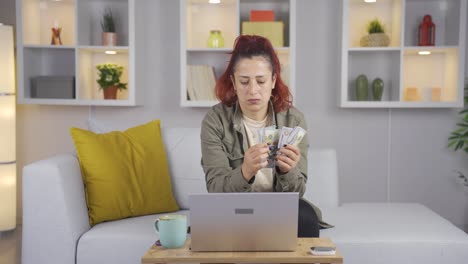 The-woman-who-sees-the-money-account-on-her-laptop.
